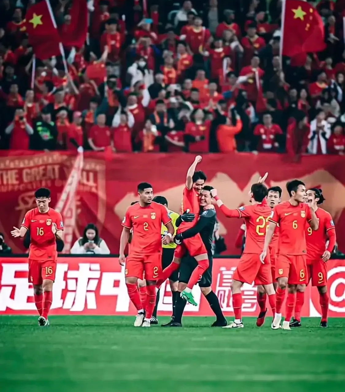 欧宝官方平台-进球如潮的比赛场面引发观众欢呼，情绪高涨